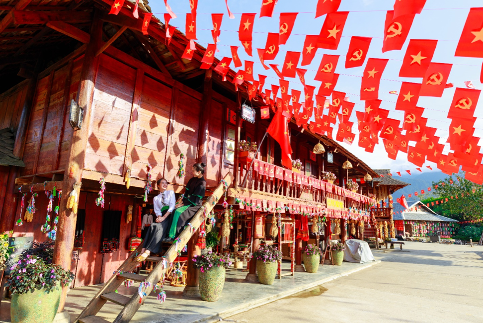 Khung cảnh cờ đỏ sao vàng rực rỡ tại Bản Mây - Sun World Fansipan Legend 