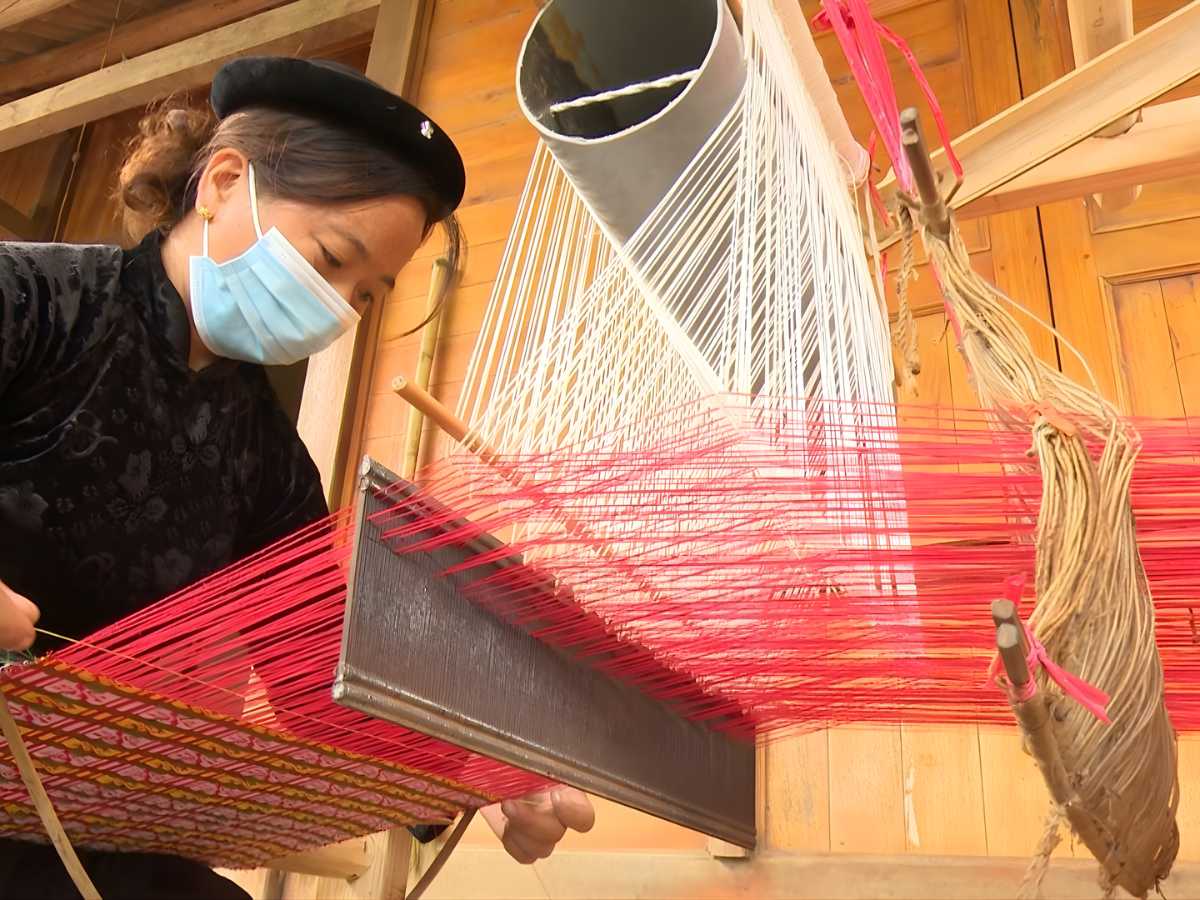 Tìm hiểu về nghề dệt thổ cẩm của người H Mông tại bản Cát Cát. 