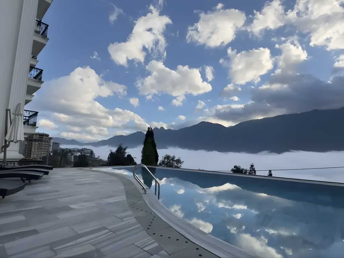 Lưu trú tại các khách sạn ở trung tâm thị xã Sa Pa với tiêu chuẩn từ 3 sao trở lên, nhằm tạo điều kiện thuận tiện cho việc đi lại.