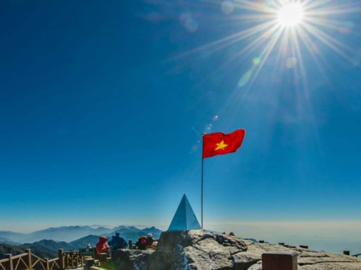 Du khách có thể di chuyển bằng hệ thống cáp treo đại để chinh phục đỉnh Fansipan dễ dàng hơn. 