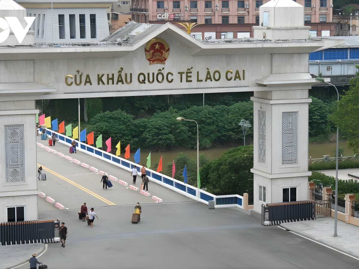 Tỉnh Lào Cai nằm ở vùng cao biên giới phía Bắc nước ta, sở hữu Cửa khẩu quốc tế Lào Cai, điểm nối chính giữa Việt Nam và thị trấn Hà Khẩu. 