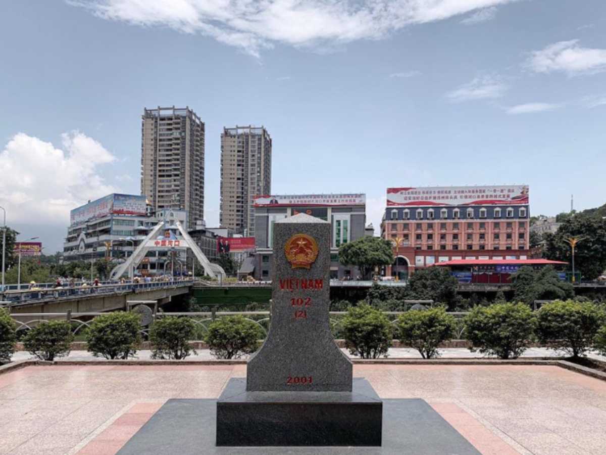 Khu vực cửa khẩu quốc tế là điểm check-in hấp dẫn với các cột mốc biên giới đặc trưng và cầu Hồ Kiều bắc qua sông Nậm Thi. 