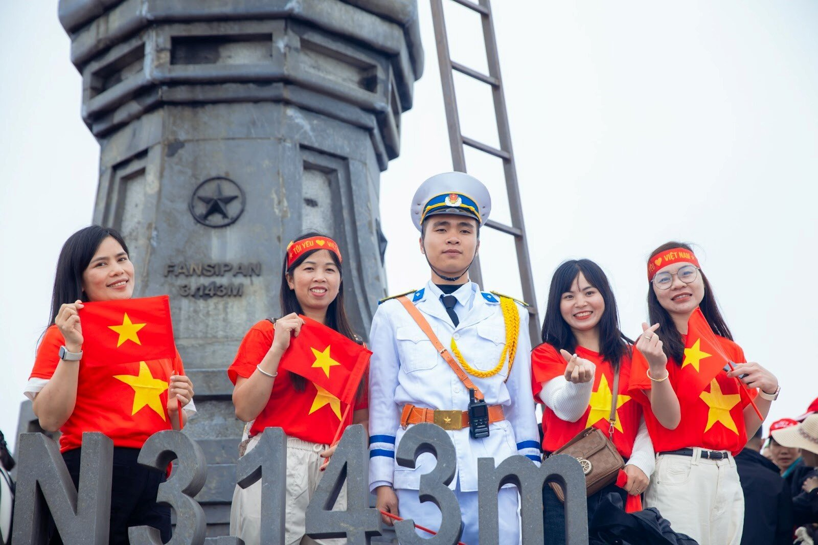 Đỉnh Fansipan ngập tràn cờ đỏ sao vàng dịp lễ 30/4 