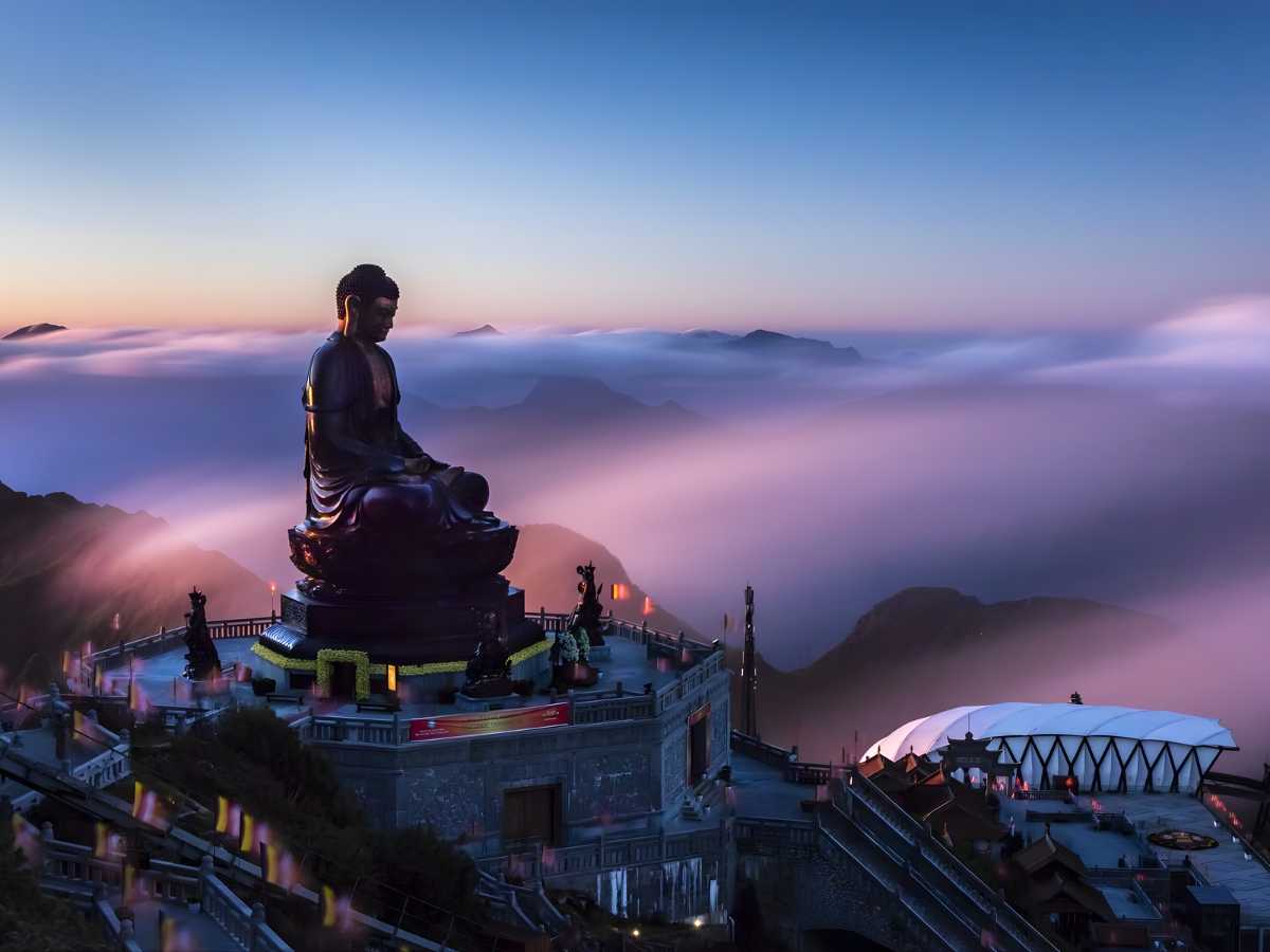 Khung cảnh kỳ ảo trên đỉnh Fansipan thu hút nhiều du khách tới trải nghiệm. 