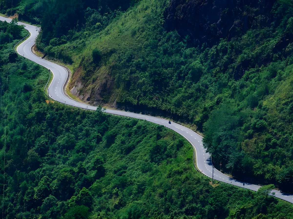 Đèo Ô Quy Hồ nằm trên quốc lộ 4D với nhiều đoạn cua liên tiếp và tầm nhìn mở rộng khi trời quang. 