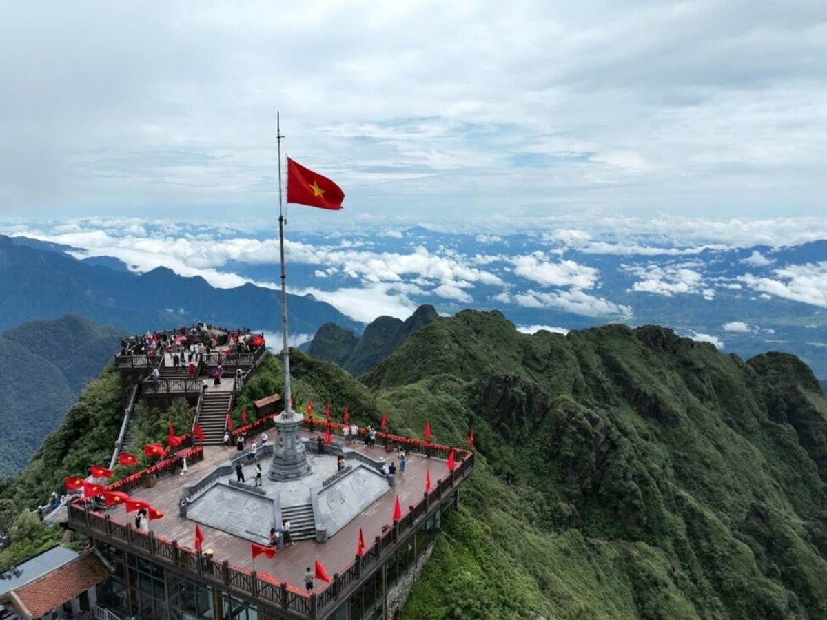 Khung cảnh thiên nhiên hùng vĩ trên đỉnh Fansipan. 