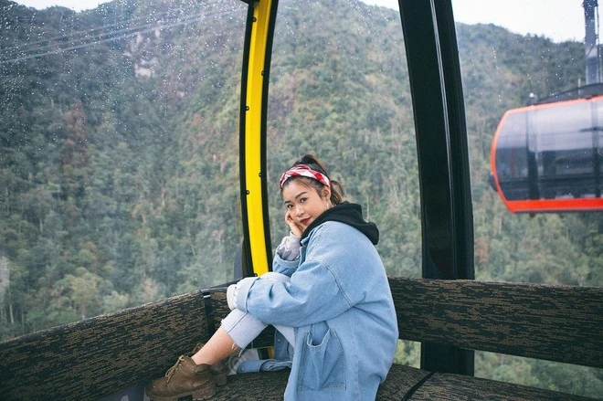 Du khách thích thú trải nghiệm cáp treo Fansipan chinh phục “nóc nhà Đông Dương”