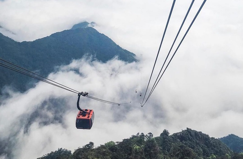 Du khách trải nghiệm cảm giác “băng” qua biển mây nhờ hệ thống cáp treo hiện đại 
