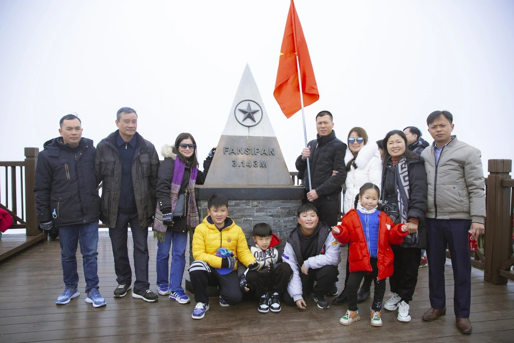 Du khách hào hứng chạm đỉnh Fansipan 