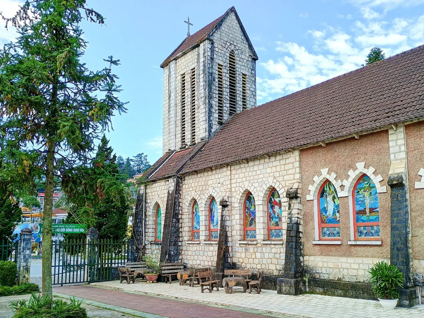 Nhà thờ đá là một trong những điểm du lịch nổi tiếng nằm ngay quảng trường Sa Pa