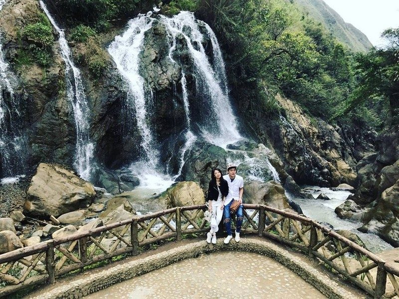 Du khách check in tại Thác Bạc