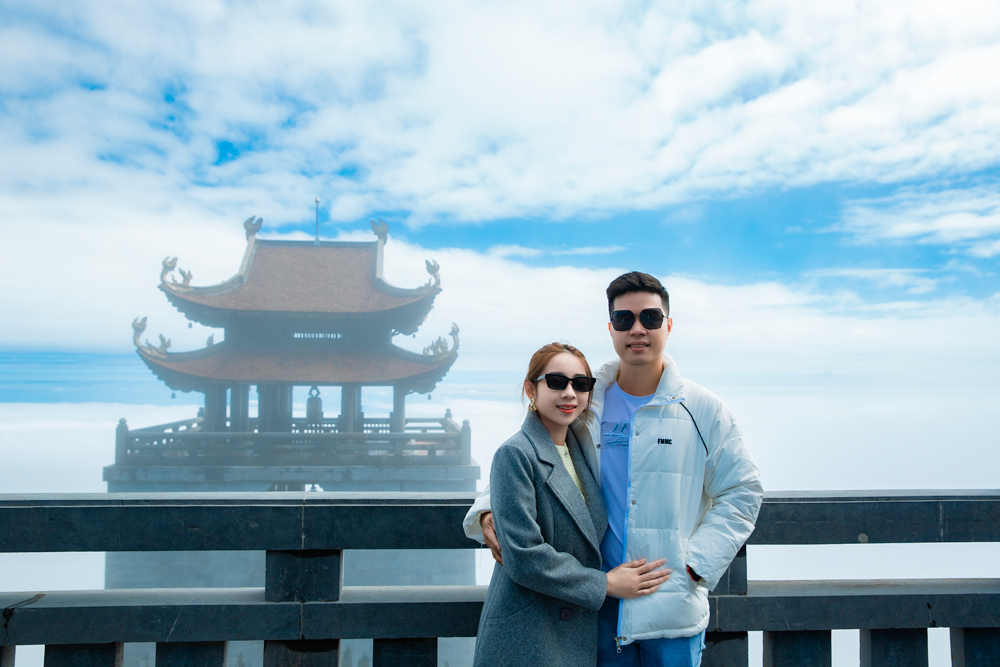 Cặp đôi check in trên đường chinh phục đỉnh Fansipan