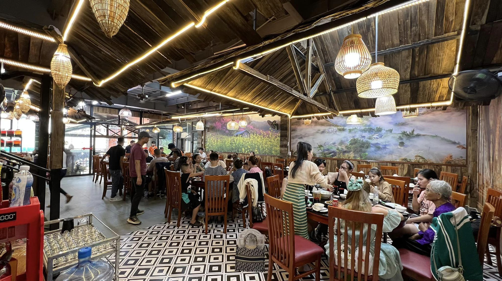 Không gian rộng rãi bên trong nhà hàng Sapa TV Restaurant