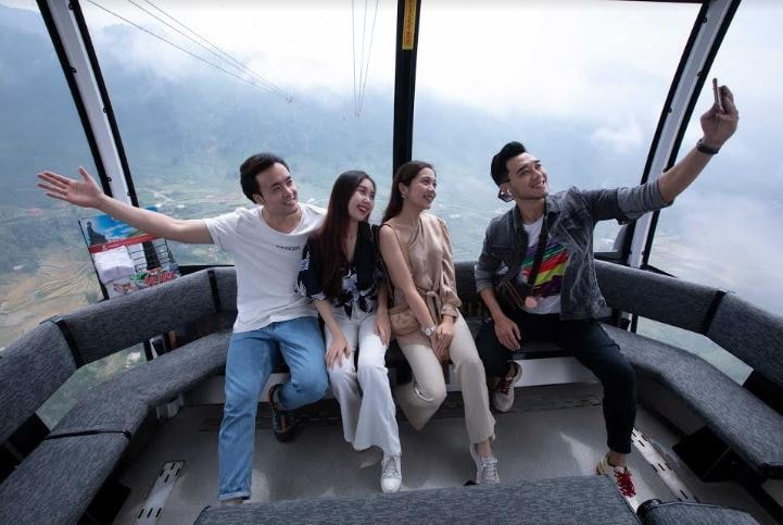Du khách thích thú trải nghiệm cáp treo chinh phục đỉnh Fansipan 