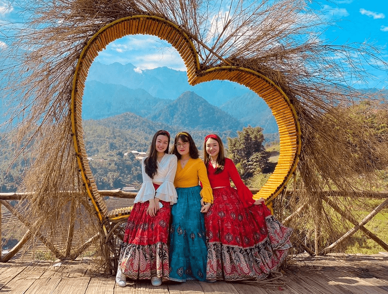 Du khách tham quan Bản Cát Cát 