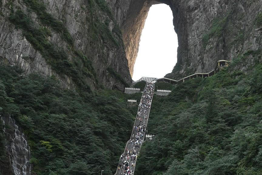 Thử thách 99 khúc cua tử thần và 999 bậc thang đá lên Thiên Môn Tiên Sơn