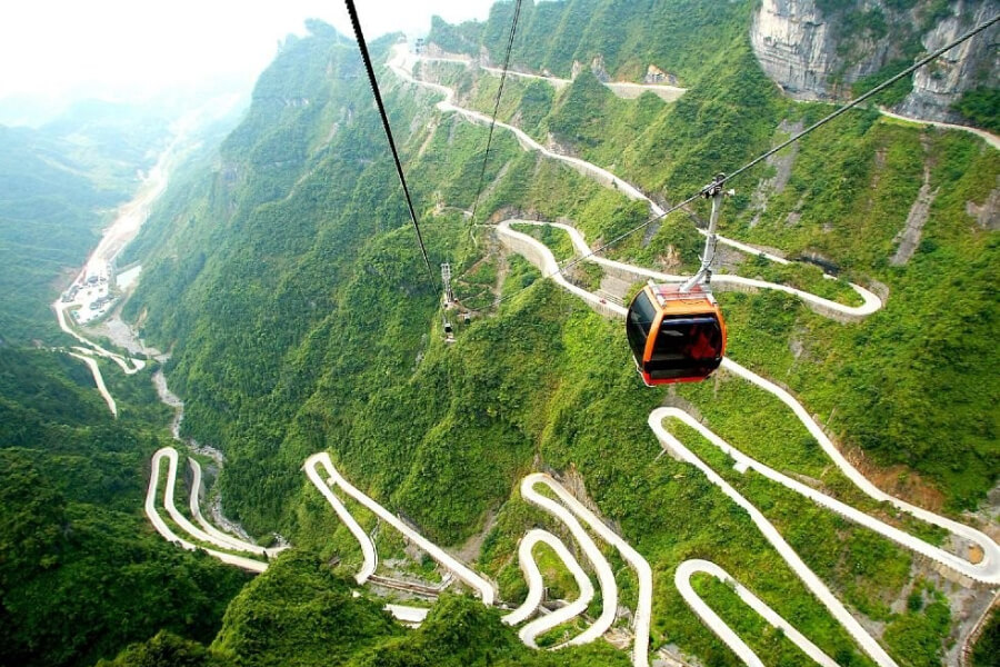 Từ cabin cáp treo Thiên Môn Sơn có thể chiêm ngưỡng 99 khúc cua uốn lượn ngoạn mục dưới chân núi.