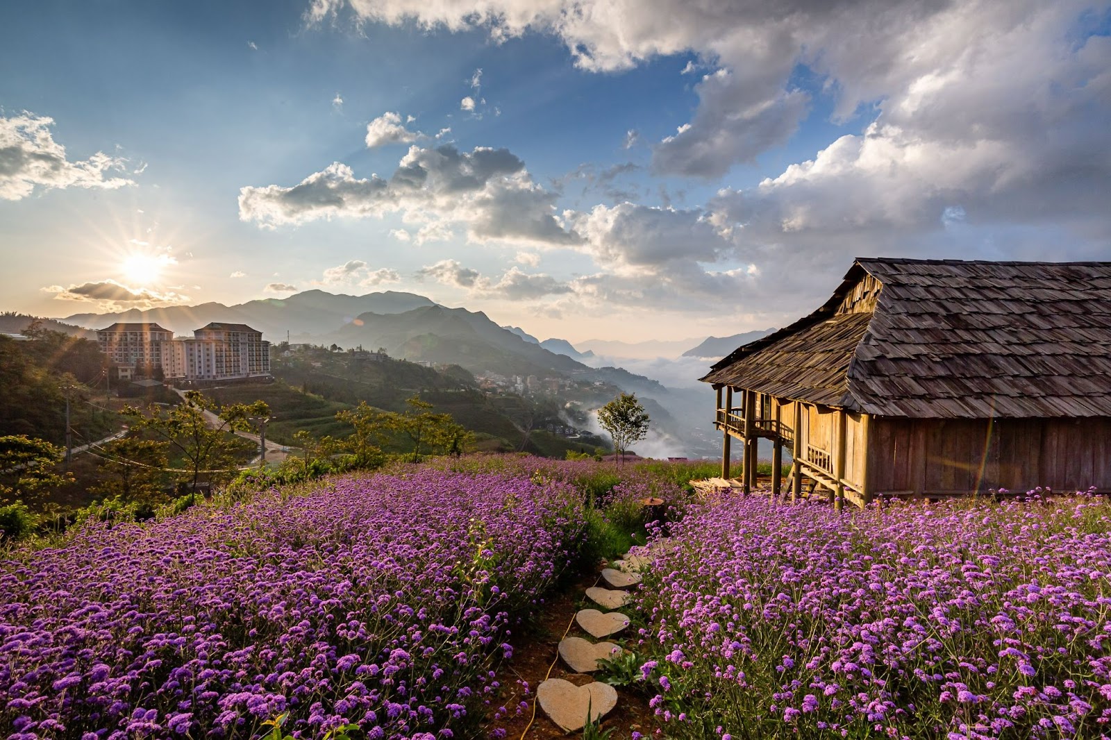 Sự phát triển của du lịch mở ra con đường sinh kế mới, giúp người dân Sa Pa chuyển dịch từ nông nghiệp sang dịch vụ.