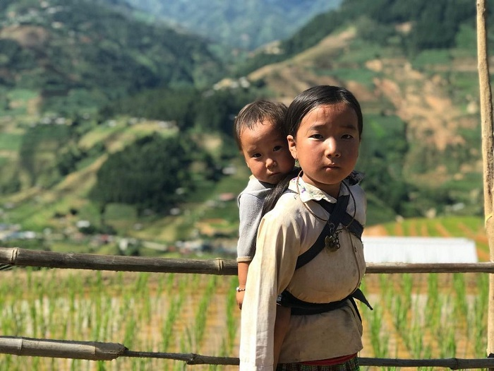 Du khách có thể bắt gặp những đứa trẻ vùng cao hồn nhiên tại Chế Cu Nha.
