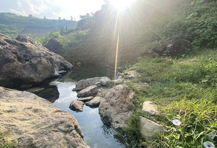 Du khách nên ghé thăm suối nóng Bản Mạc vào mùa khô. 