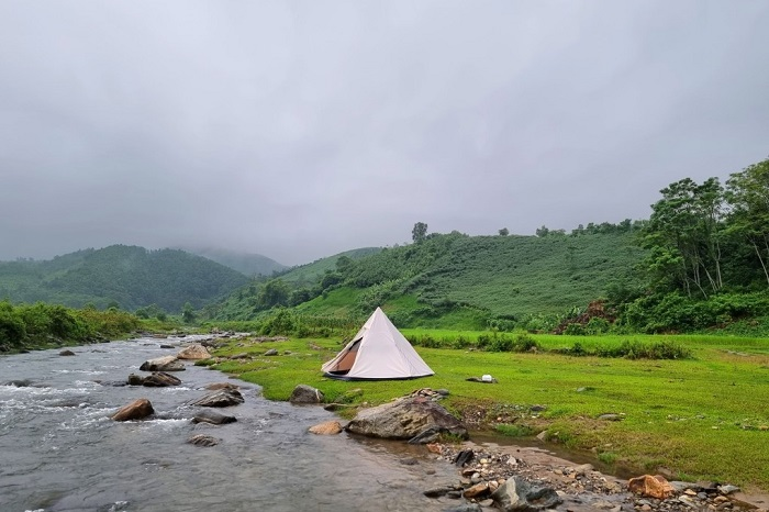 Trải nghiệm cắm trại giữa núi rừng tại suối nước nóng Bản Mạc. 