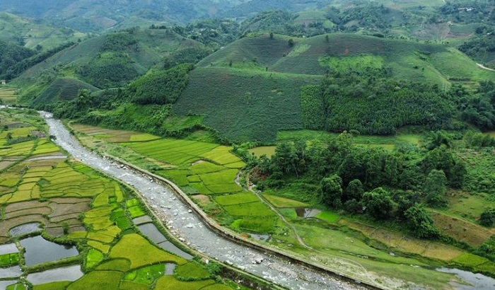 Suối nước nóng Bản Mạc là điểm tham quan cắm trải được nhiều bạn trẻ ghé thăm.