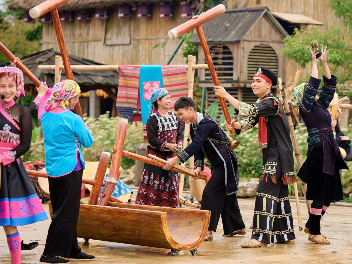 Du khách đến Bản Mây sẽ được bước vào không gian văn hóa đặc sắc với những nếp sống xưa.