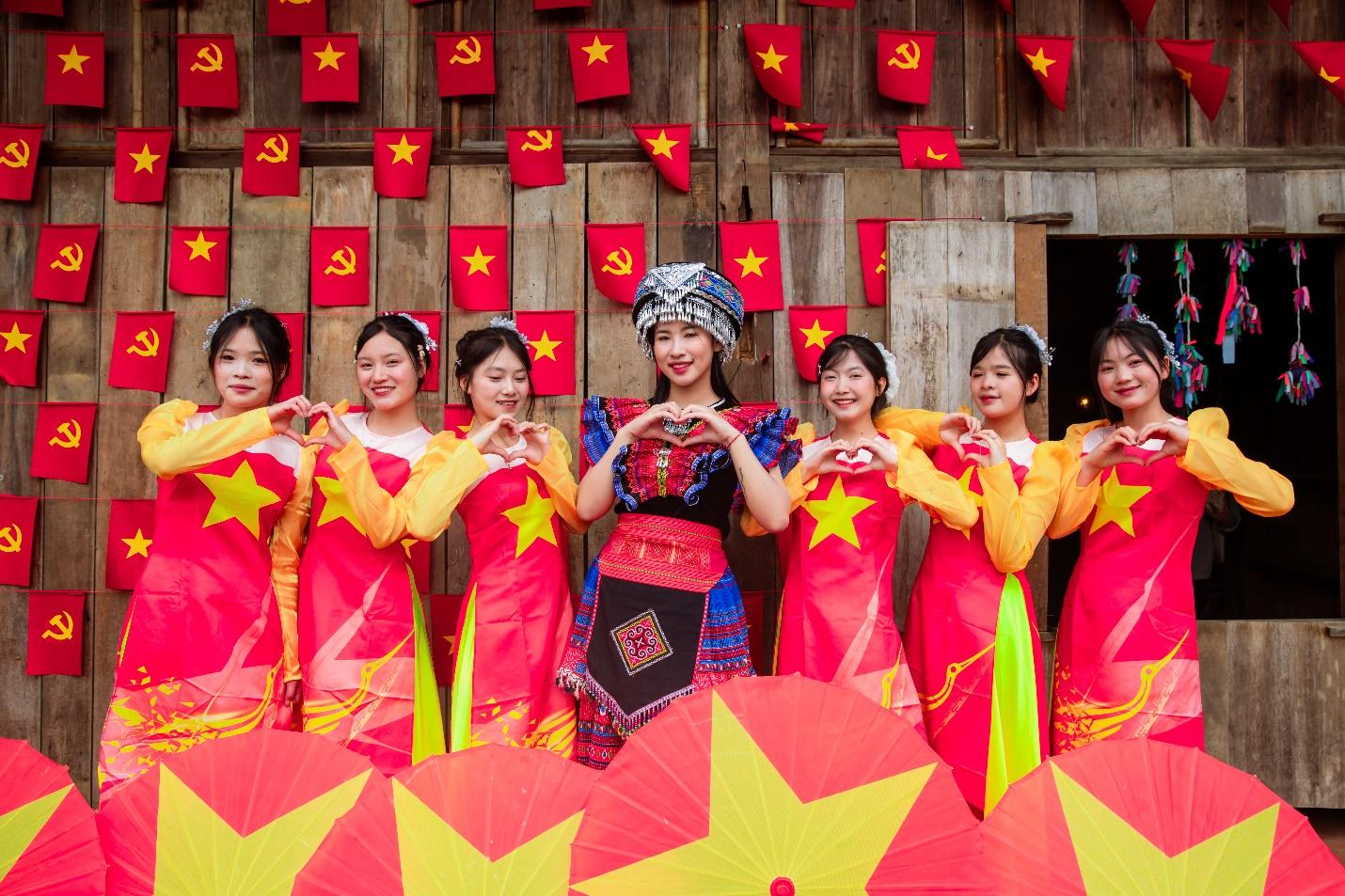 Sa Pa rực rỡ cờ hoa nhân ngày 30/4.