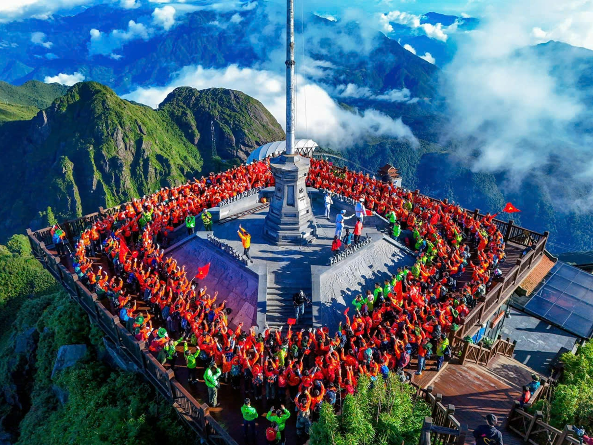 Không khí rực rỡ nhân ngày thống nhất đất nước tại đỉnh Fansipan.