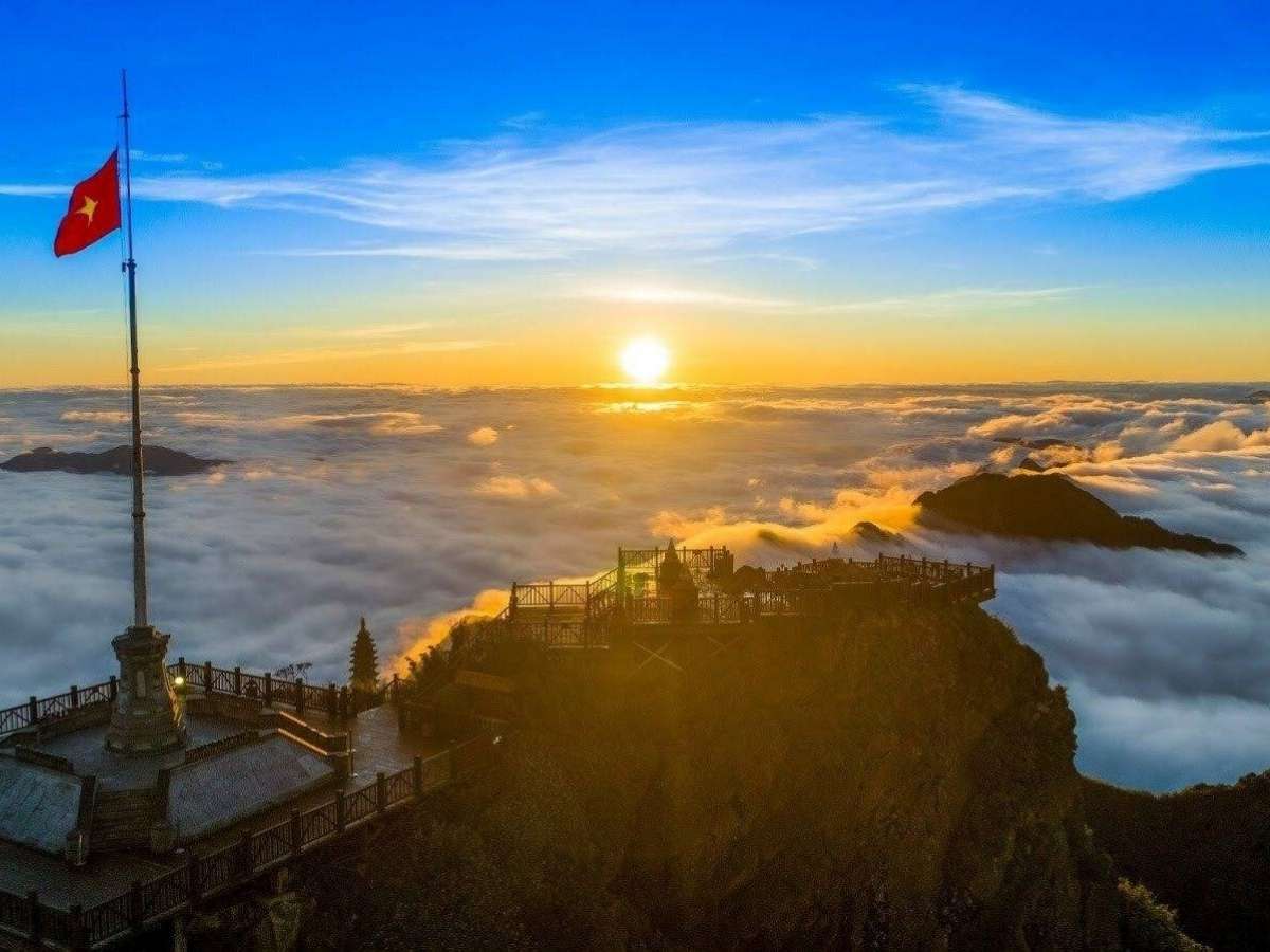 Săn mây tại đỉnh Fansipan là trải nghiệm không thể bỏ lỡ