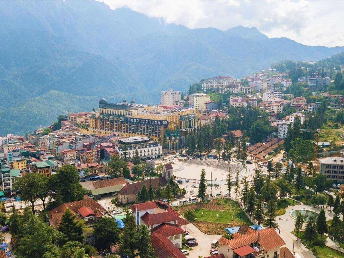 Trung tâm Sa Pa nhộn nhịp với quảng trường, nhà thờ và phố núi.