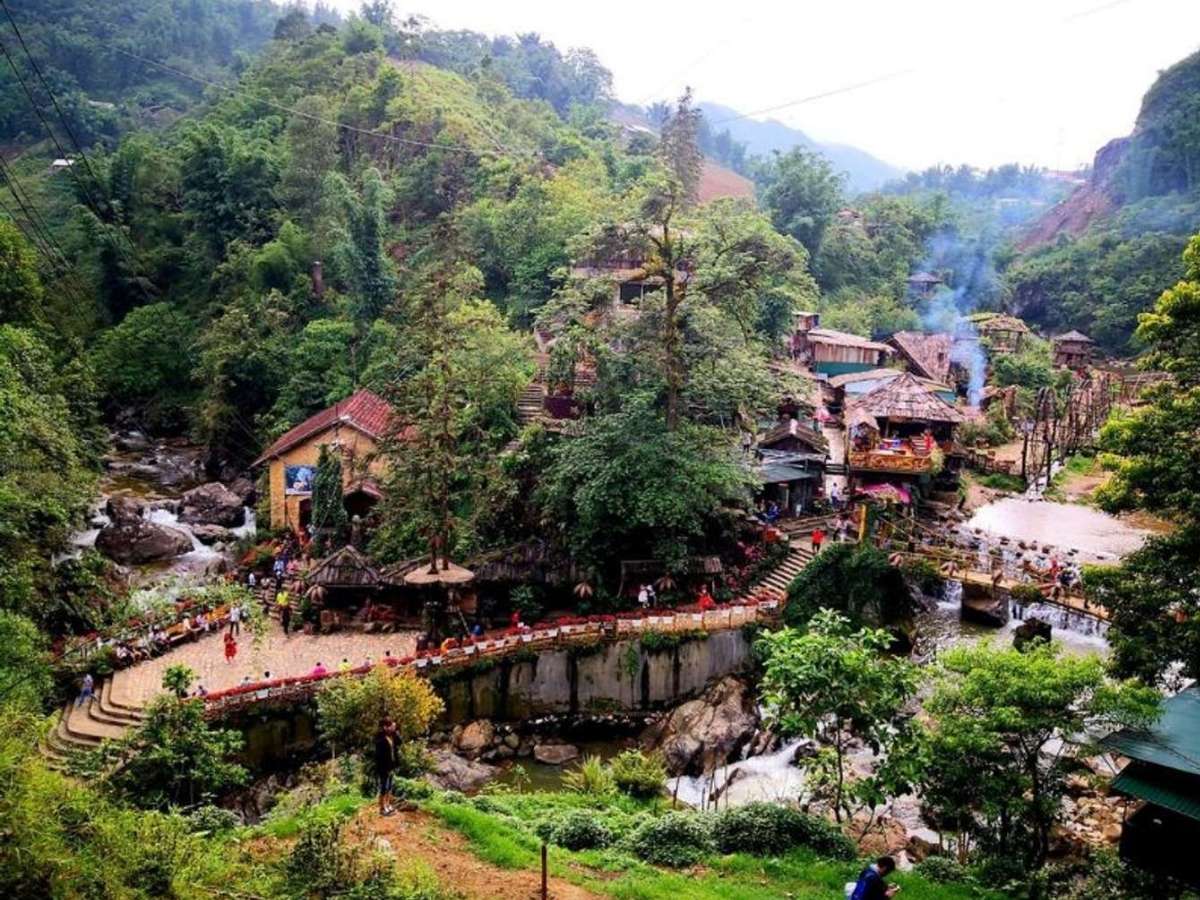 Bản làng quanh Sa Pa mang vẻ đẹp mộc mạc và luôn có nhiều du khách ghé thăm.