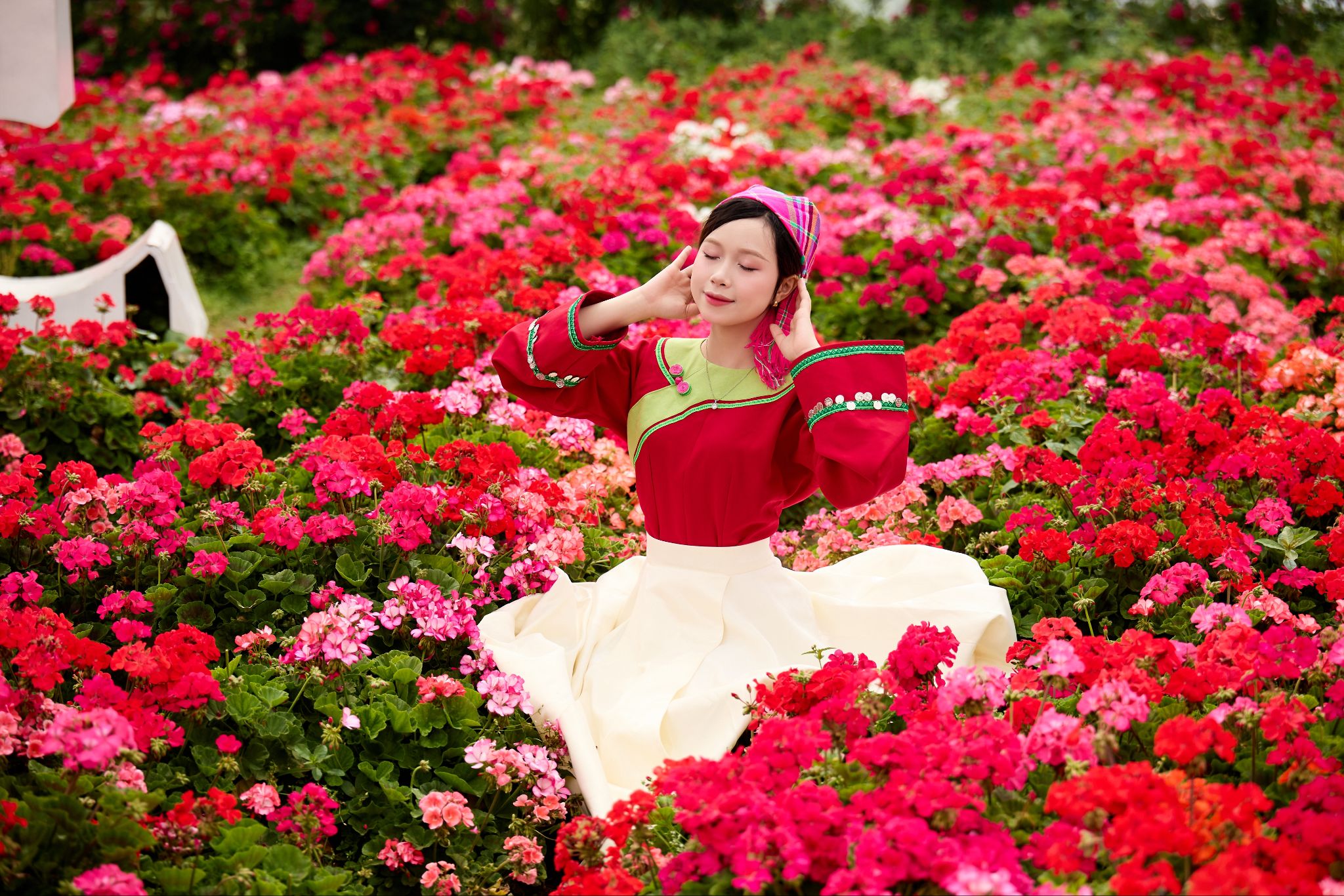 Du khách check-in ở lễ hội hoa hồng Sa Pa