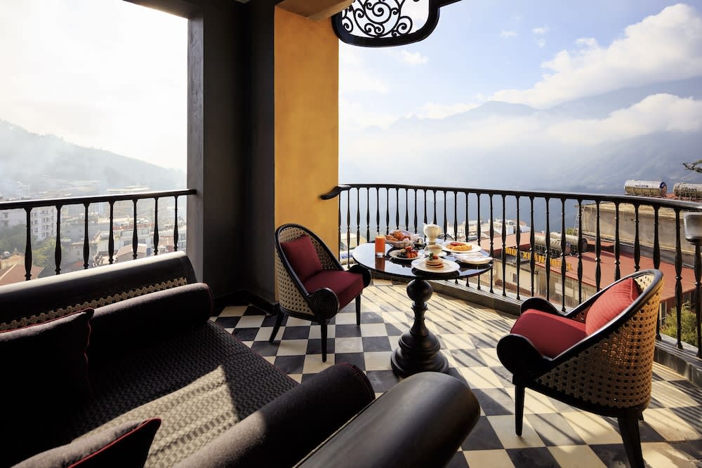 Du khách có thể săn mây ngay tại ban công phòng ngủ ở Hotel de la Coupole – MGallery.
