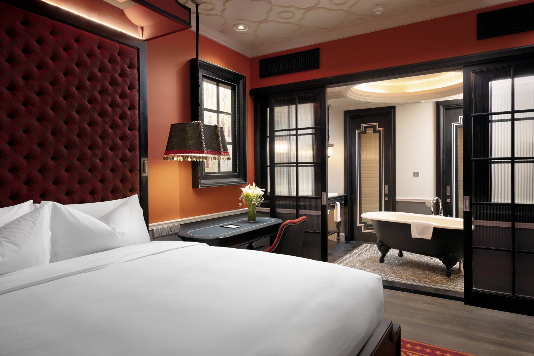 Phòng Deluxe Suite với nội thất cổ điển và tinh tế