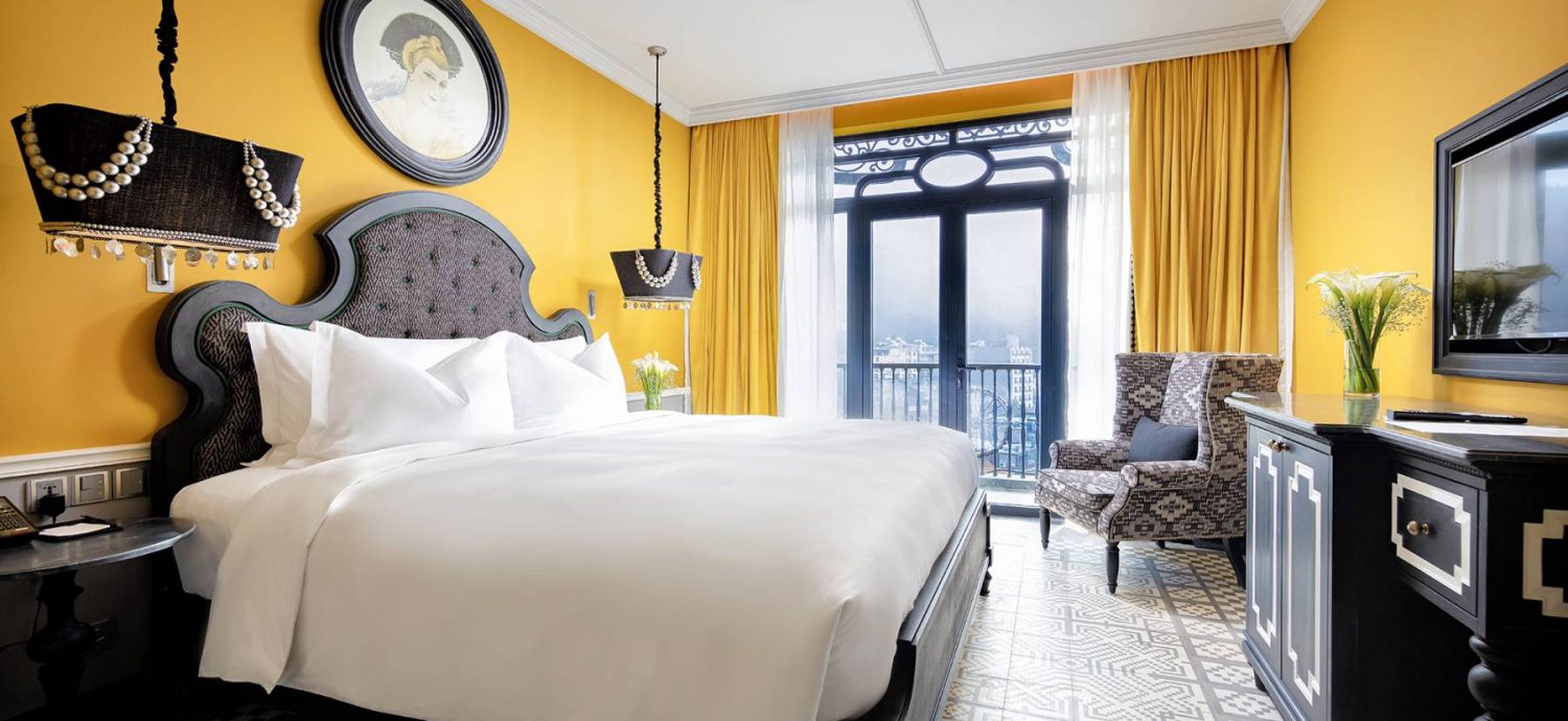 Phòng Classic đôi nổi bật với gam màu vàng mù tạt đặc trưng.