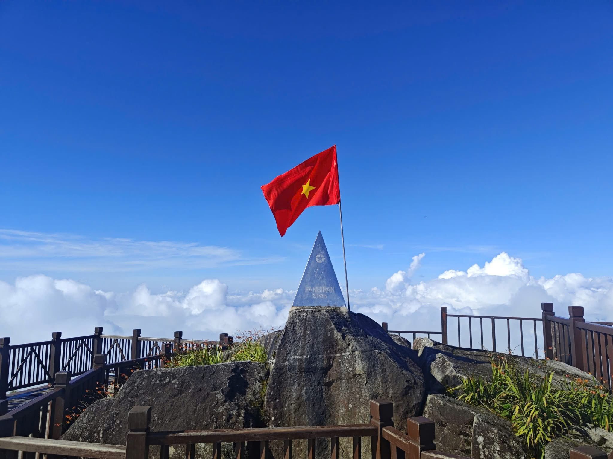 Cờ Tổ quốc tung bay đầy tự hào trên đỉnh Fansipan