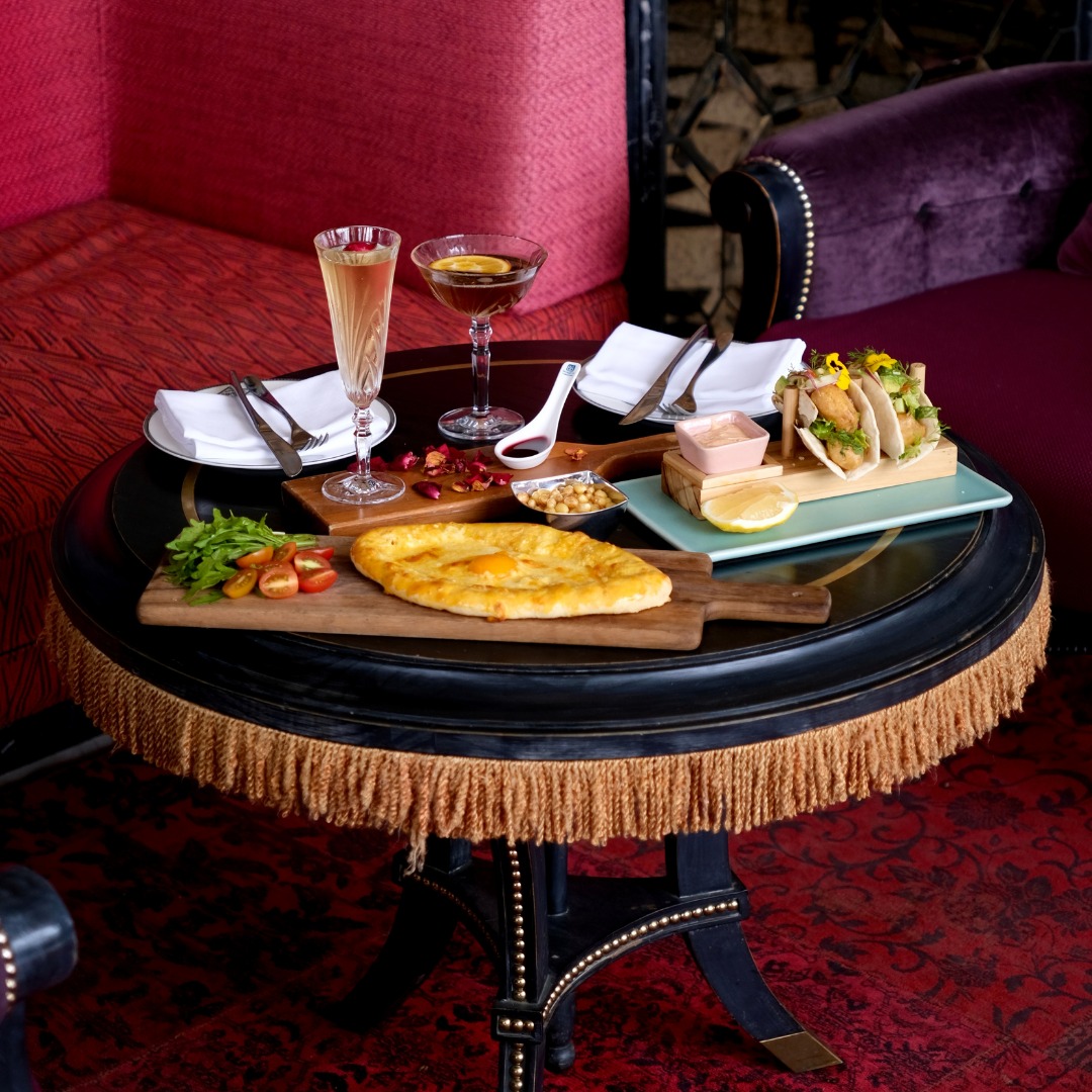 Những món ăn và rượu vang đầy tinh tế tại quán bar Absinthe. 