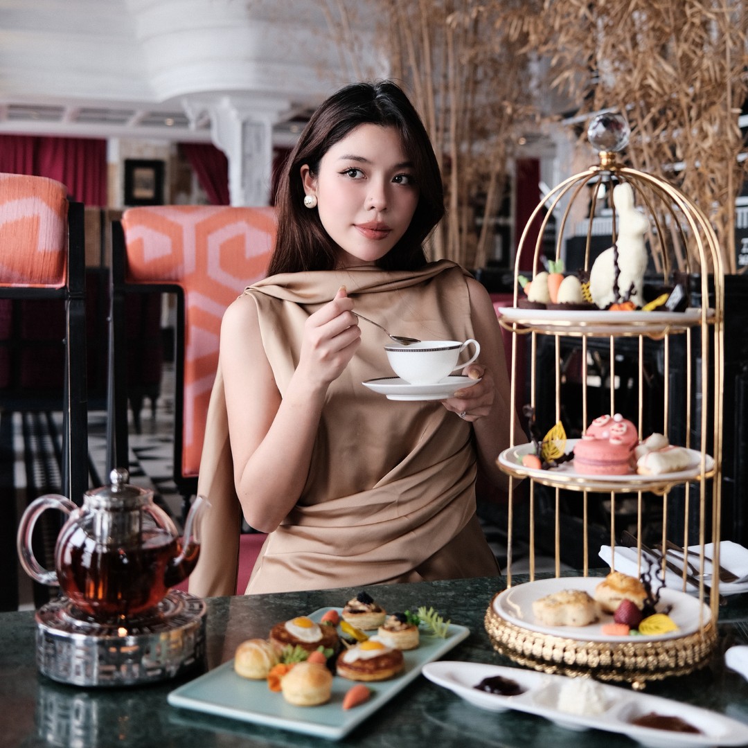 Du khách thưởng thức trà chiều sang trọng tại Cacao Patisserie. 