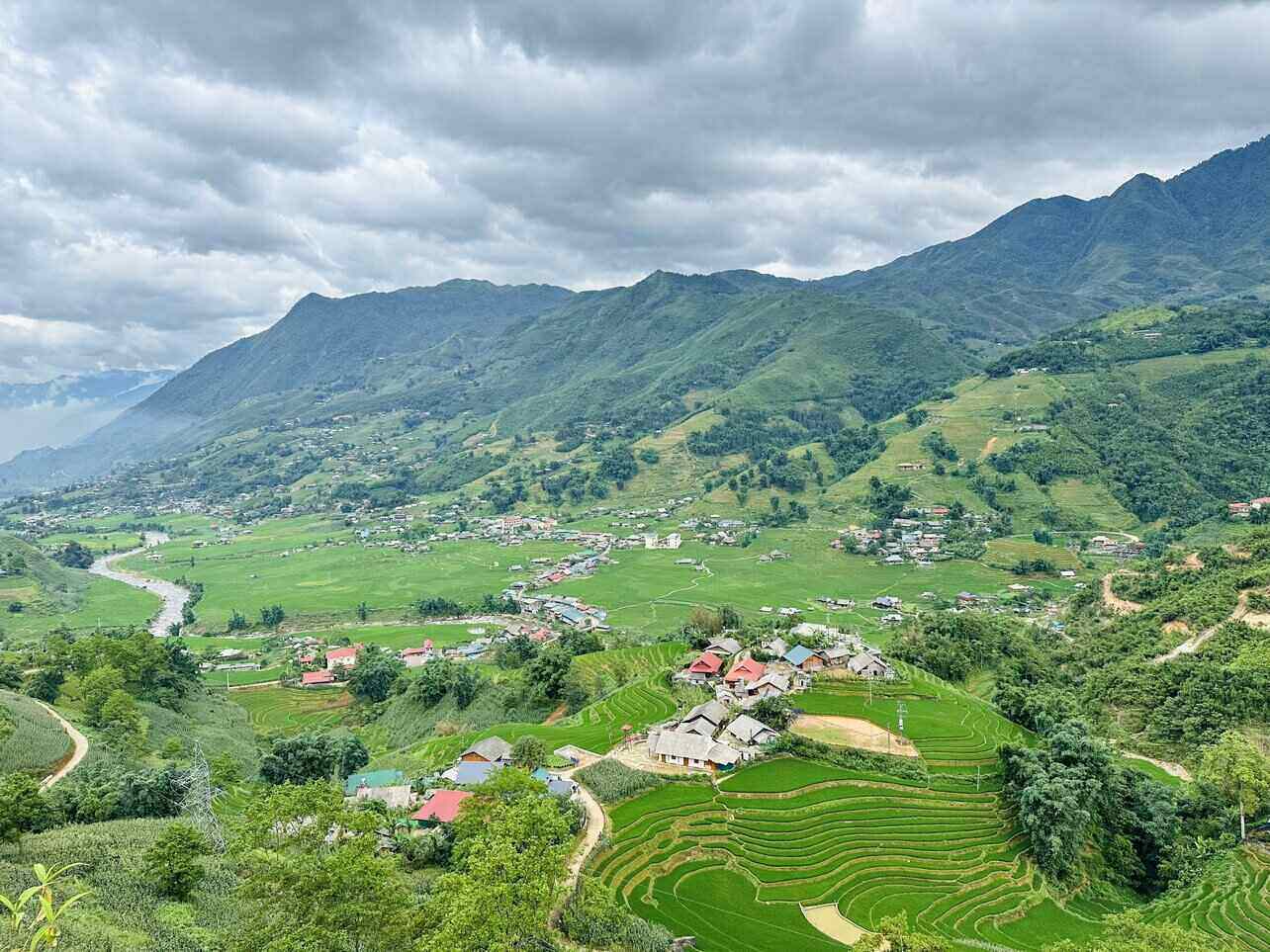 Bản Tả Phìn là nơi cư trú của đông đảo đồng bào Dao đỏ và H’Mông. 