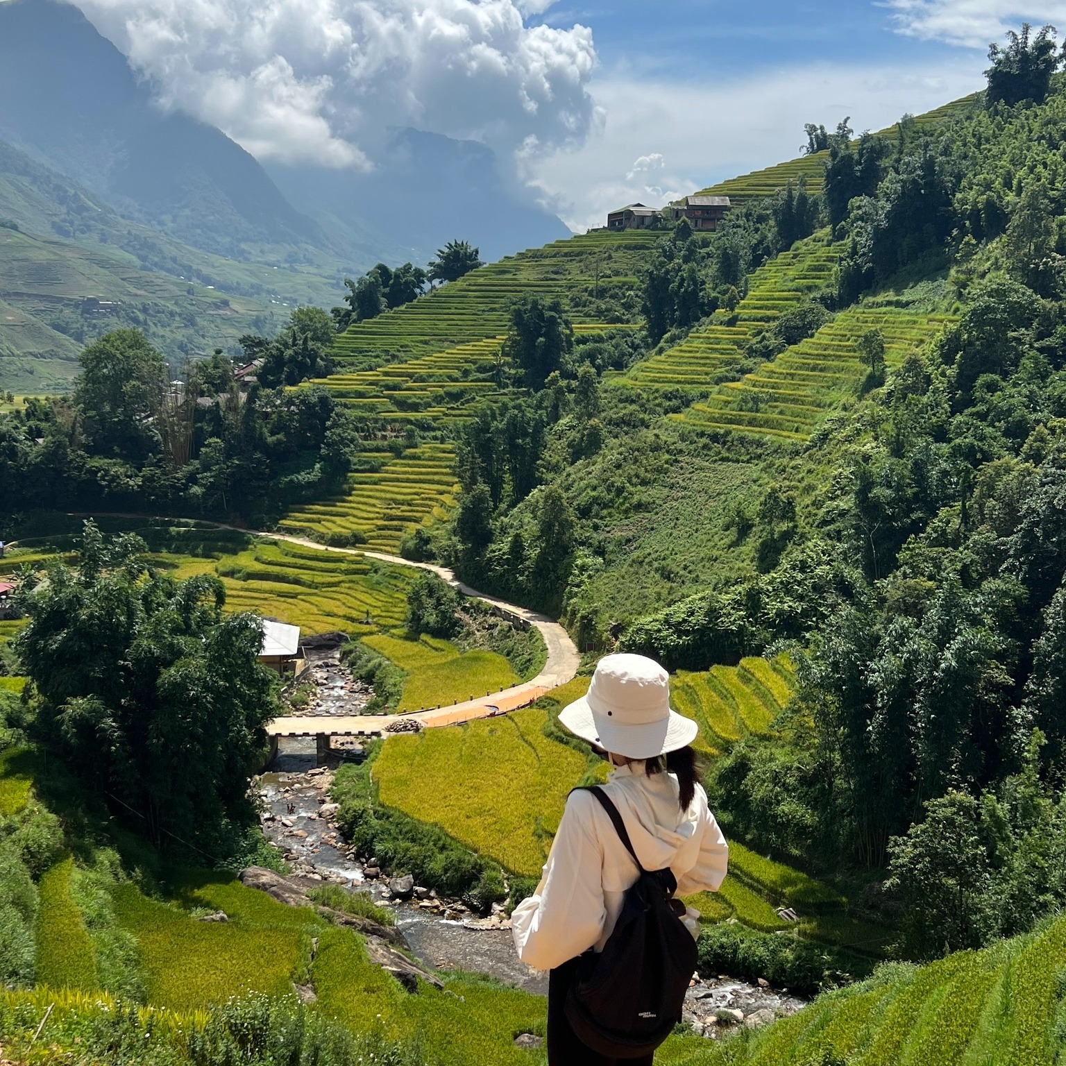Du khách check-in với dòng suối Mường Hoa thơ mộng.