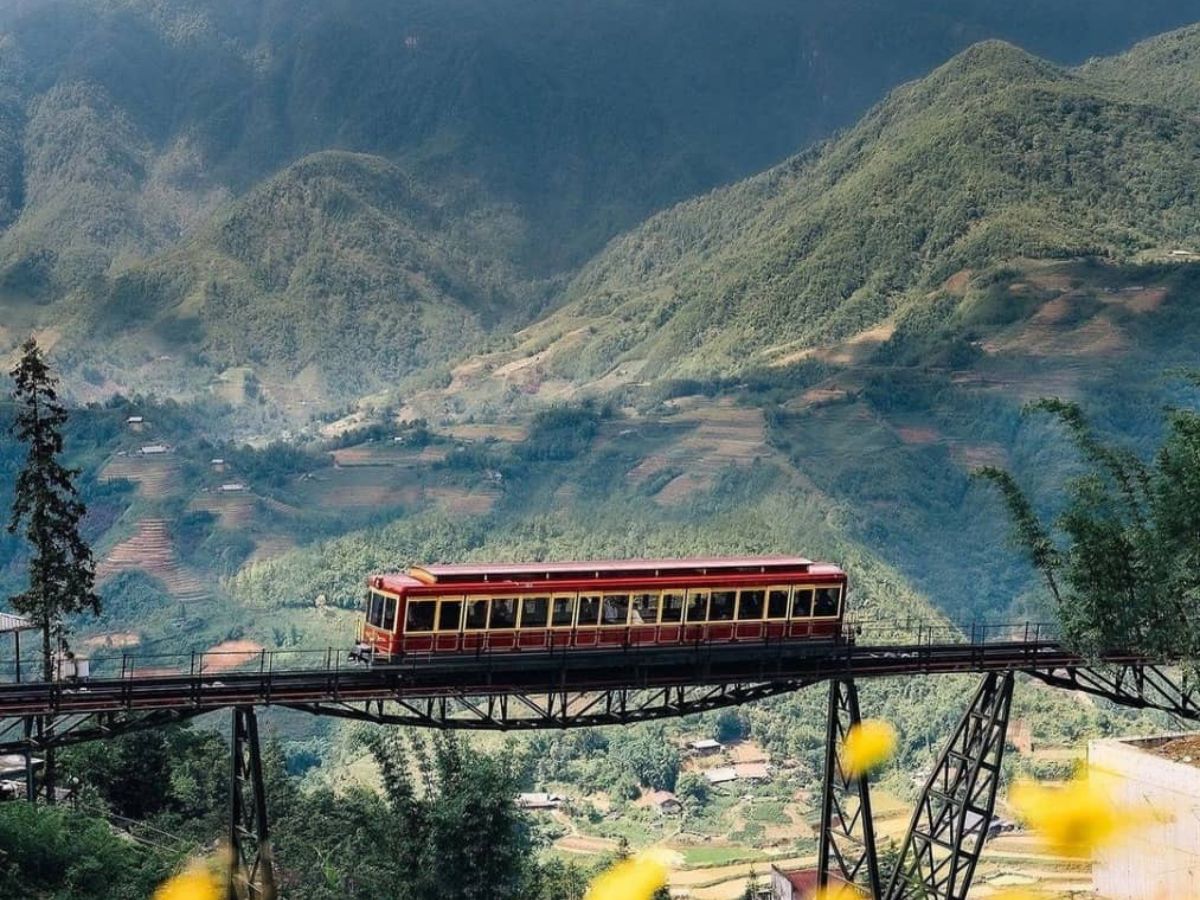 Tàu hỏa leo núi Mường Hoa mang đến hành trình thoải mái gắn liền với nét văn hóa đặc trưng của Sa Pa.