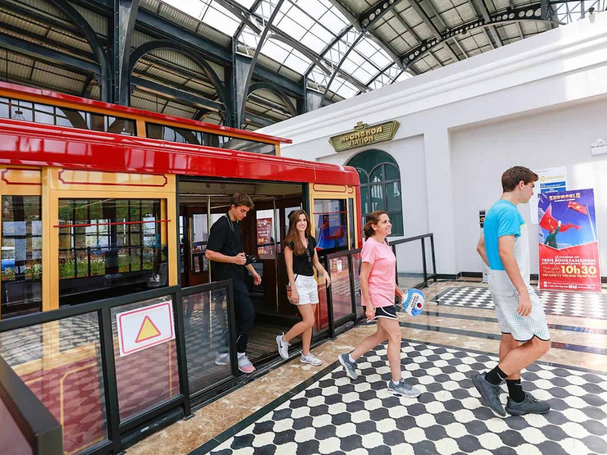 Tàu Mường Hoa mang đến trải nghiệm ngắm cảnh ngoạn mục giữa núi rừng Tây Bắc.