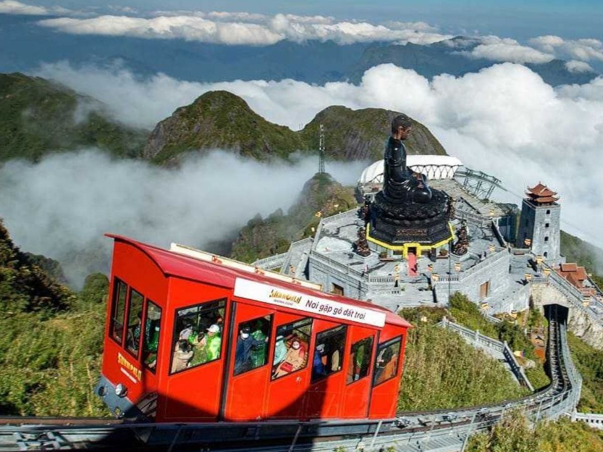 Tàu hỏa leo núi Mường Hoa mở ra tầm nhìn panorama ôm trọn thung lũng Mường Hoa.