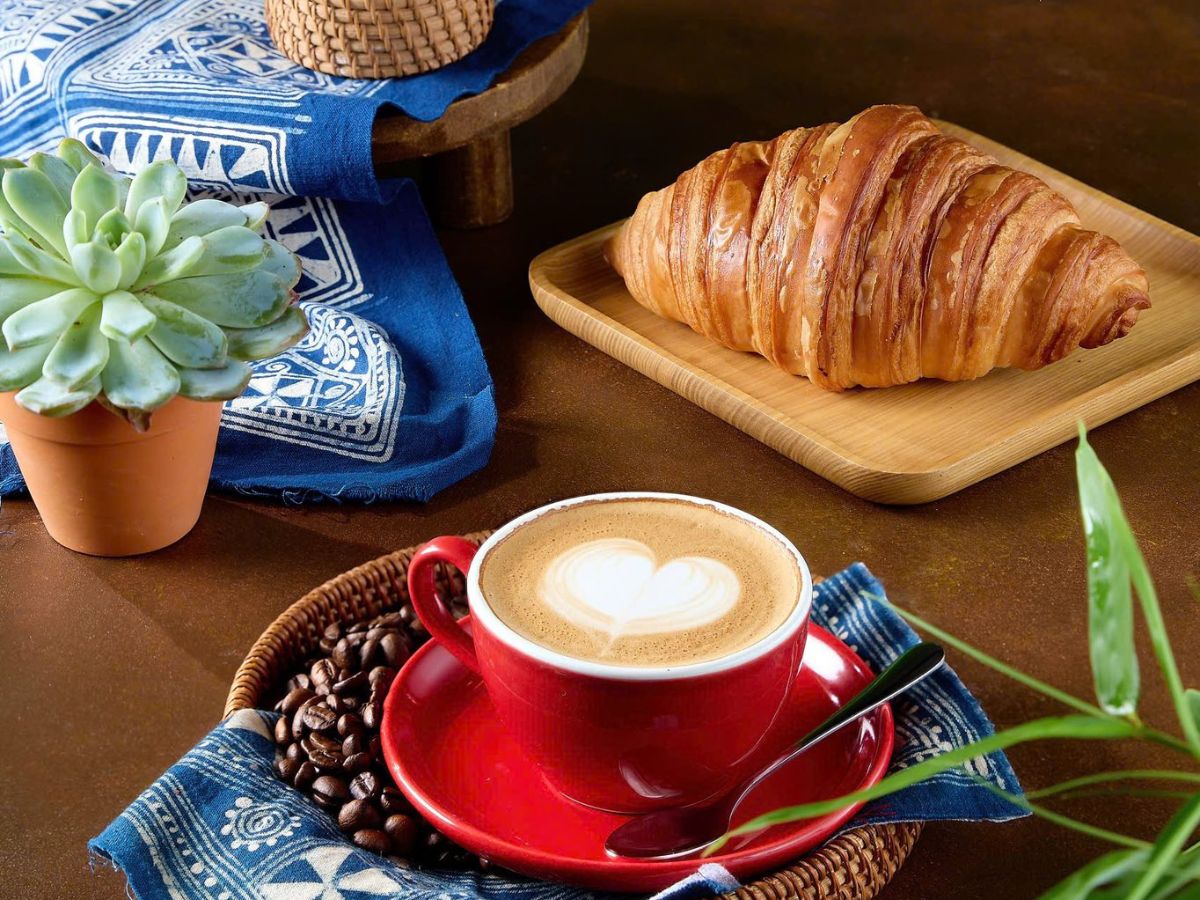 Quán mang đến trải nghiệm thưởng thức đồ uống trong không gian thiên nhiên hùng vĩ hiếm nơi nào có.
