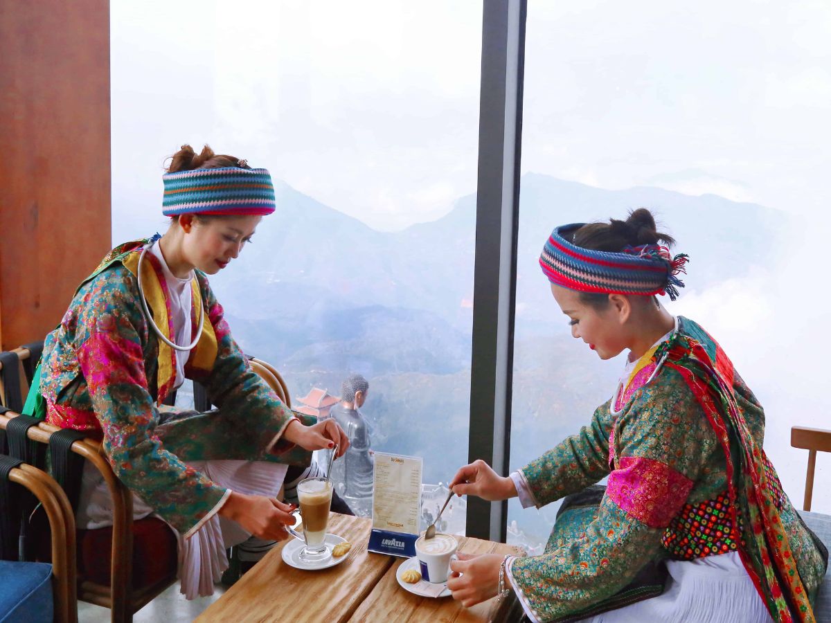 Check-in tại Du Soleil cho bạn cơ hội thưởng thức cà phê giữa không gian núi trời Tây Bắc hùng vĩ.