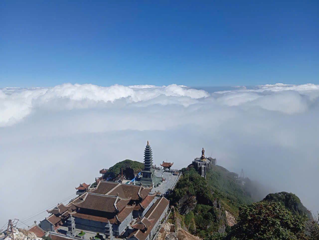 Các công trình văn hóa tâm linh kỳ vĩ giữa biển mây Hoàng Liên Sơn.