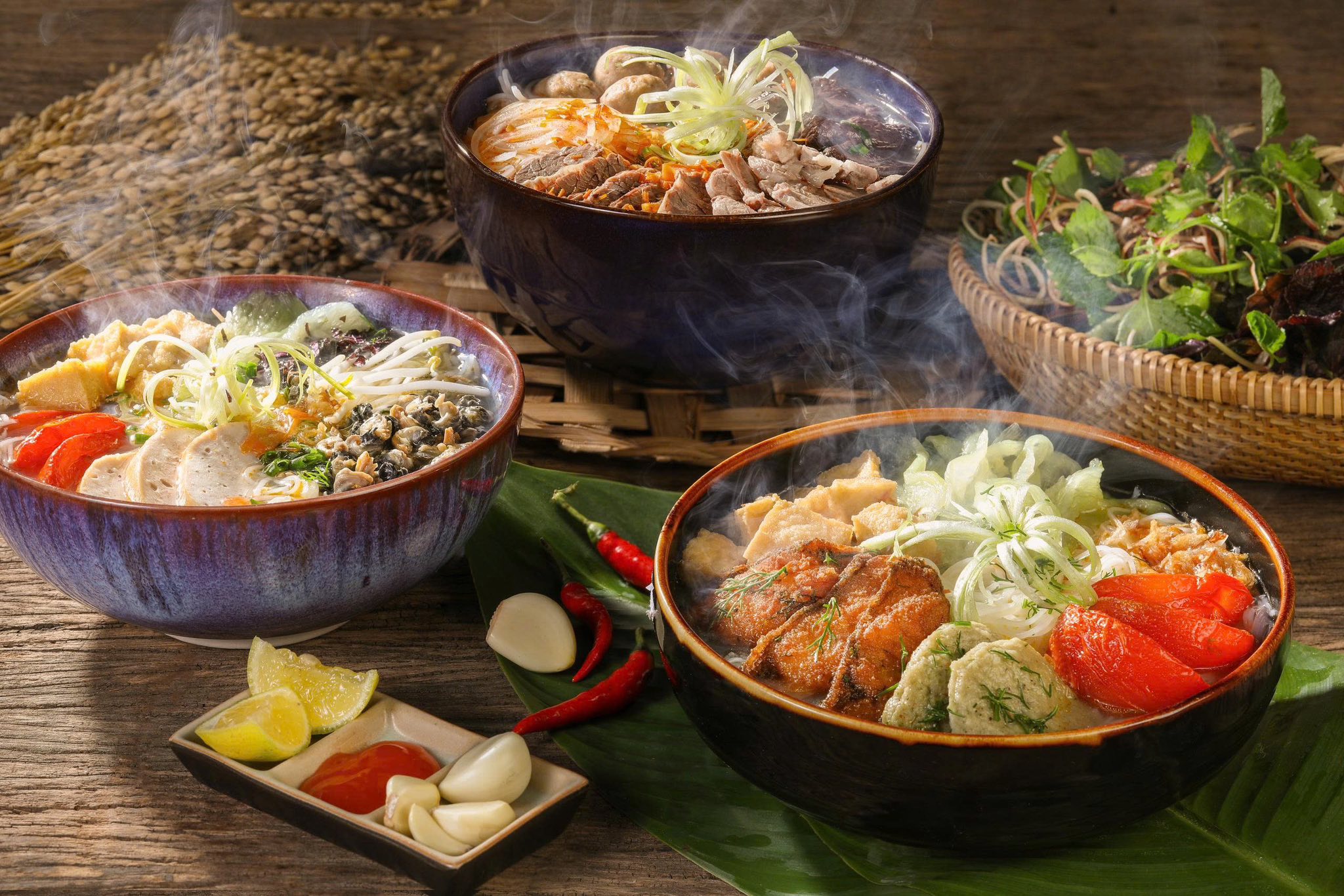 Món bún cá ngọt thanh, nóng hổi được du khách yêu thích tại nhà hàng Vân Sam.
