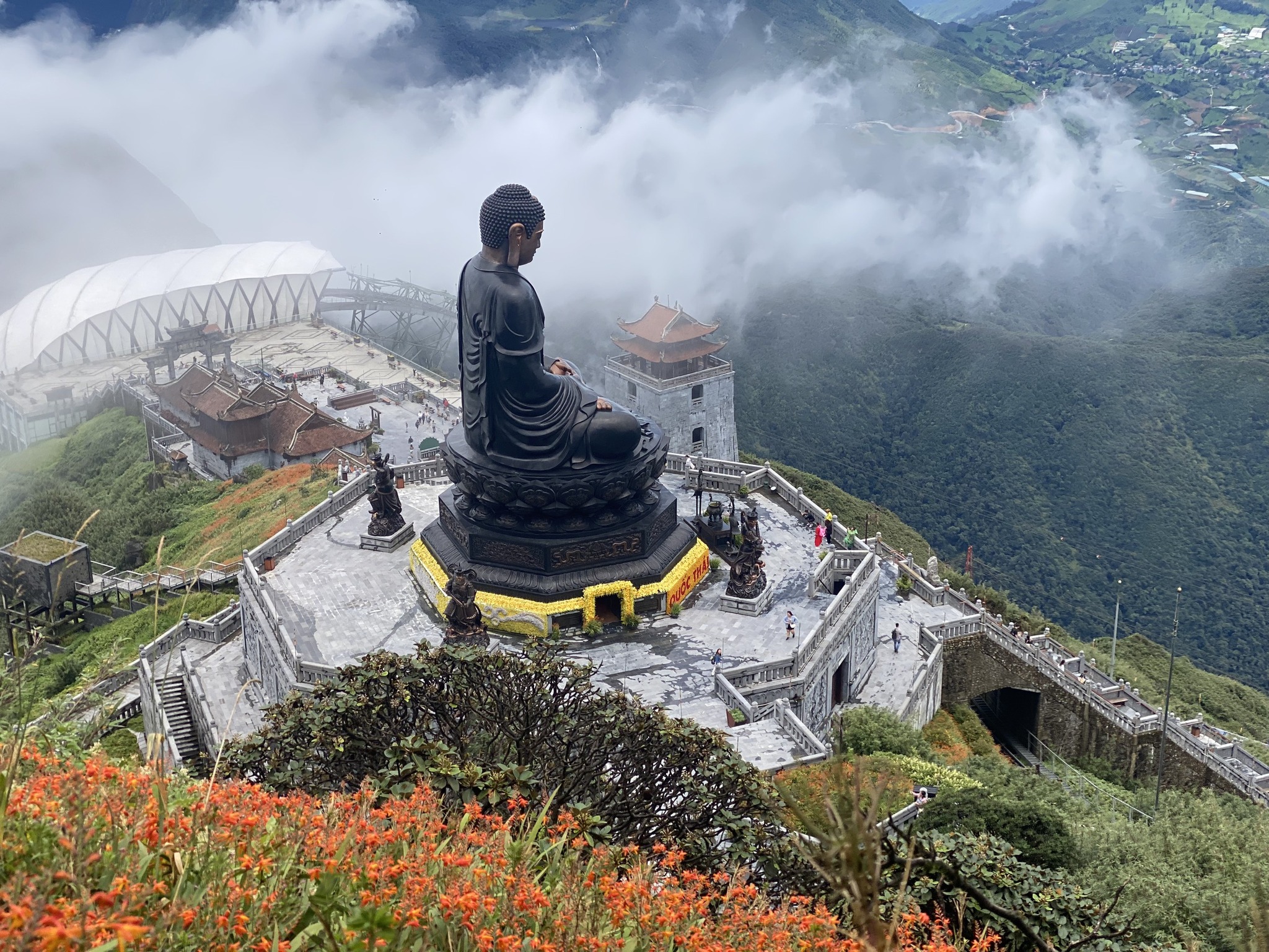 Đại tượng Phật Di Đà sừng sững giữa núi trời Sa Pa.