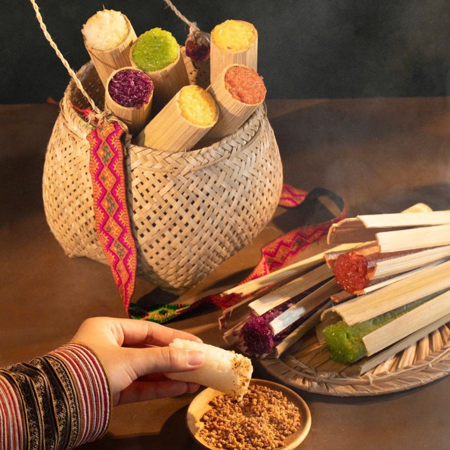 Món cơm lam ống nứa được nhiều du khách yêu thích.